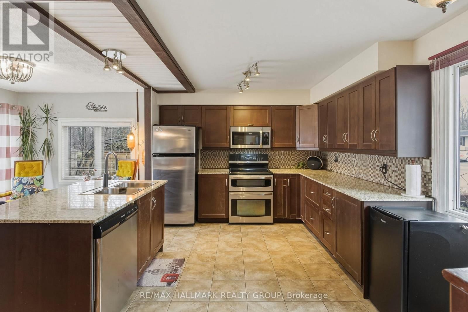 265 KINGSTON CRESCENT Image 7