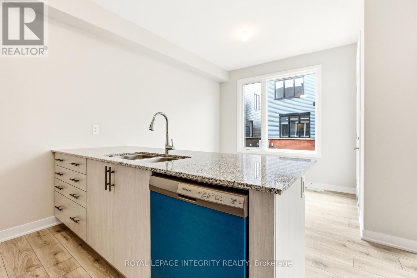 418 LES EMMERSON DRIVE Image 13