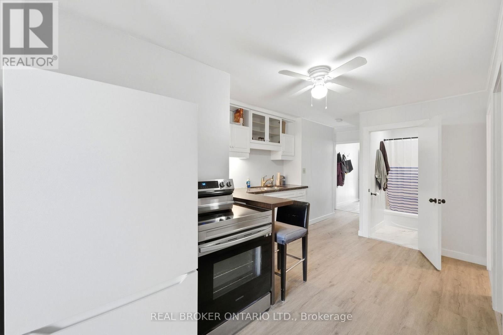 2039 VICTORIA STREET Image 10