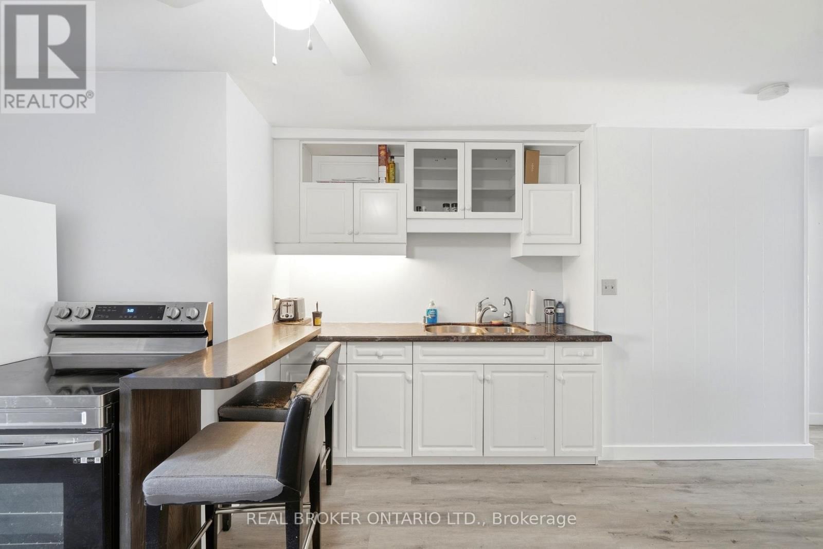 2039 VICTORIA STREET Image 11