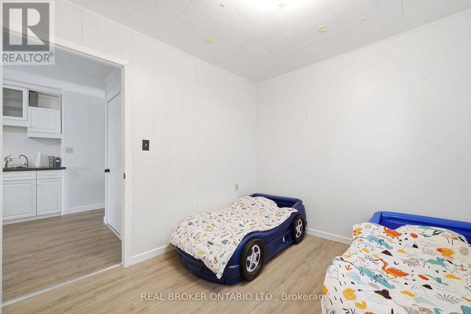 2039 VICTORIA STREET Image 14