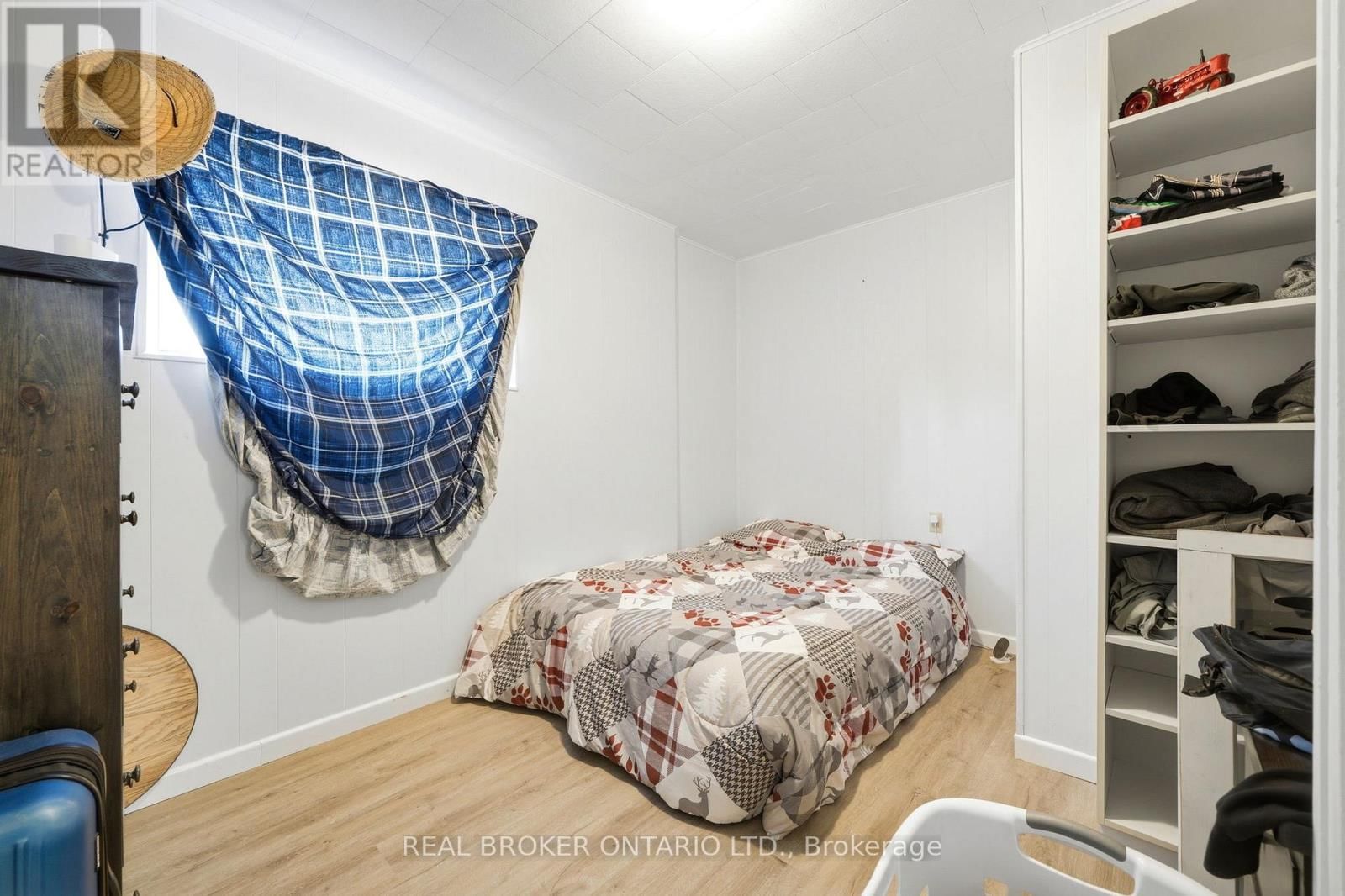 2039 VICTORIA STREET Image 15