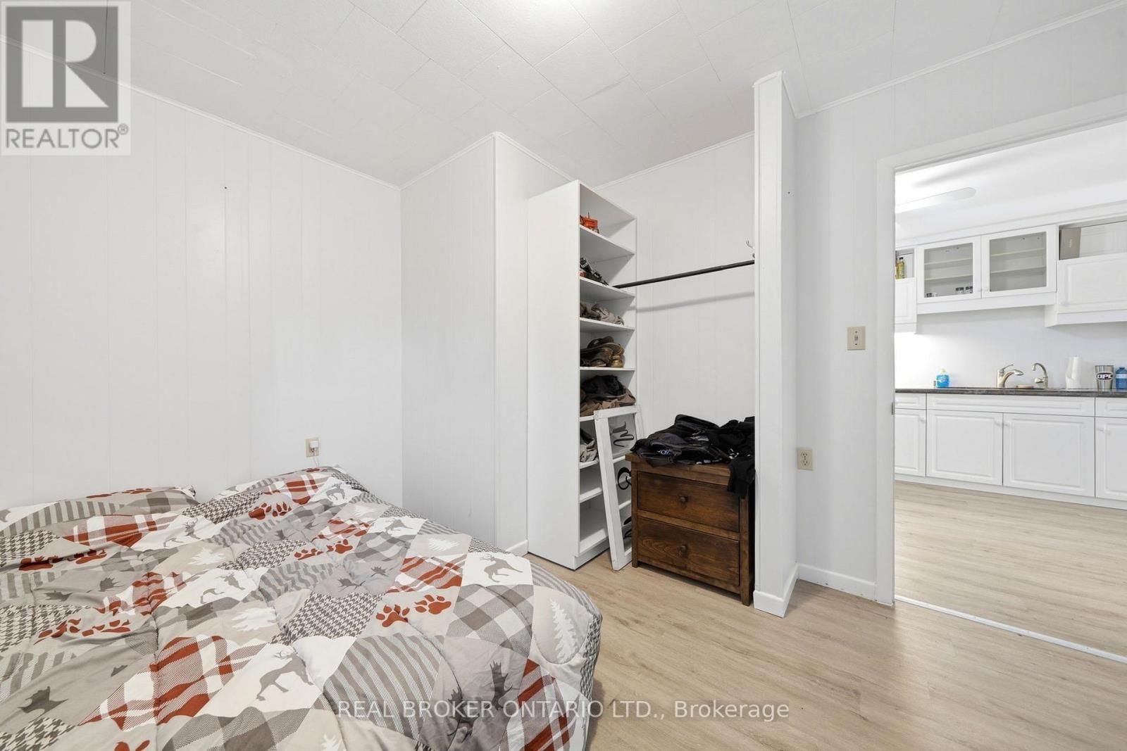 2039 VICTORIA STREET Image 16