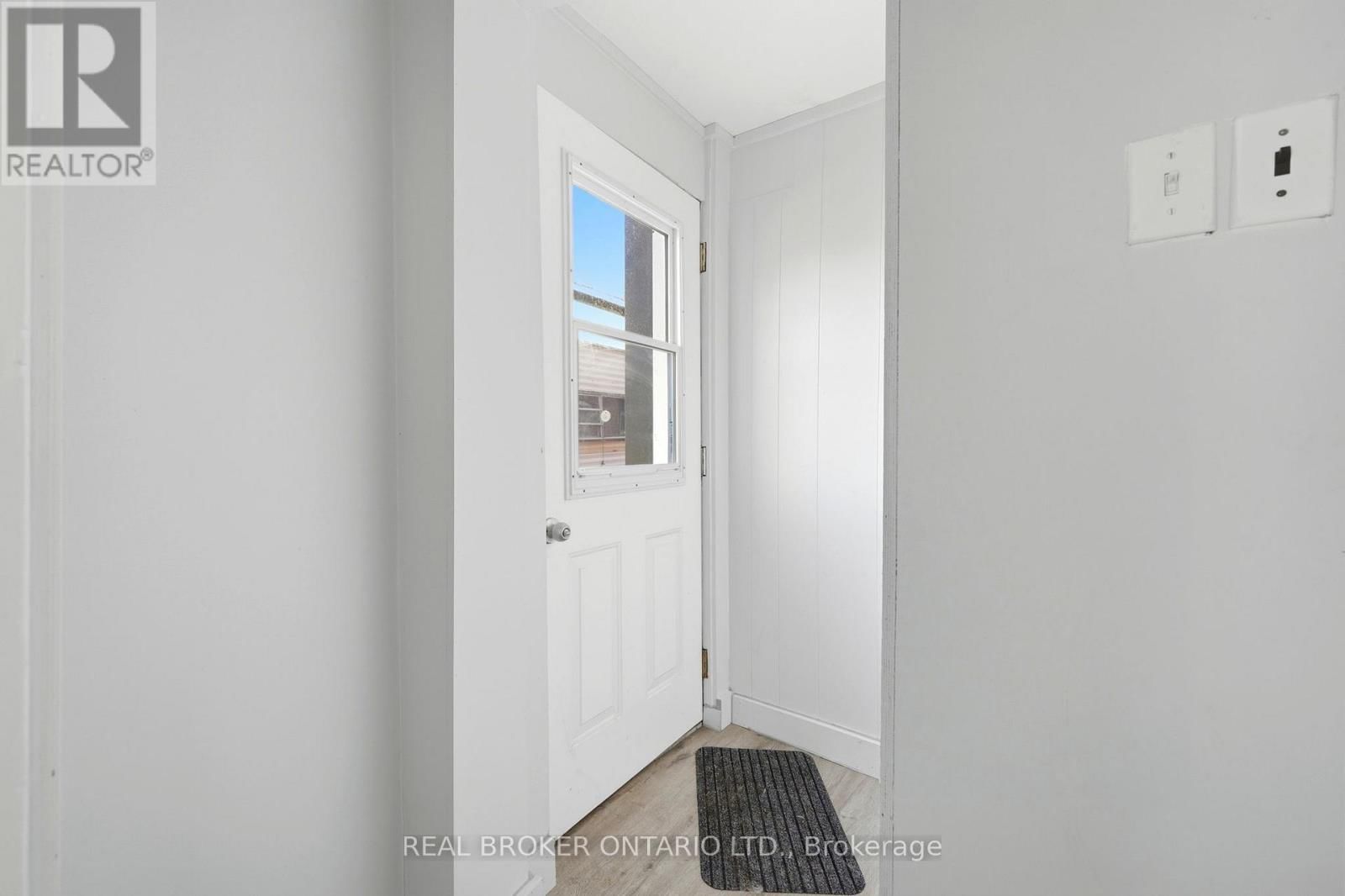 2039 VICTORIA STREET Image 17