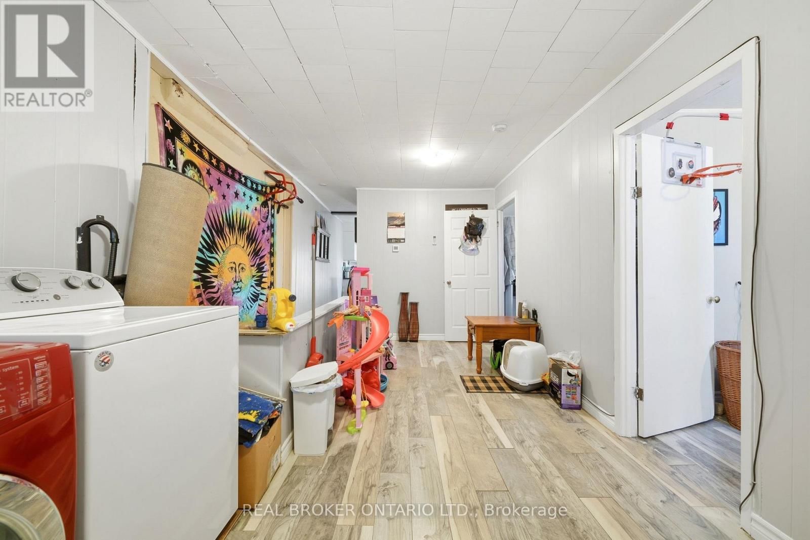 2039 VICTORIA STREET Image 18