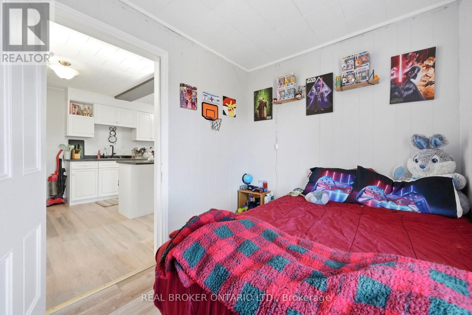 2039 VICTORIA STREET Image 25