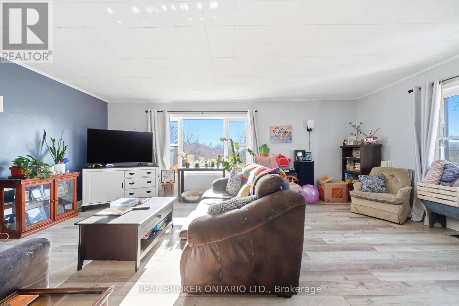 2039 VICTORIA STREET Image 27