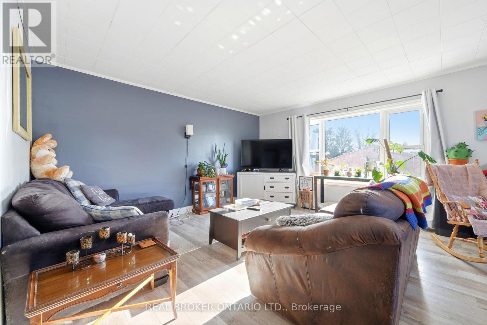 2039 VICTORIA STREET Image 28