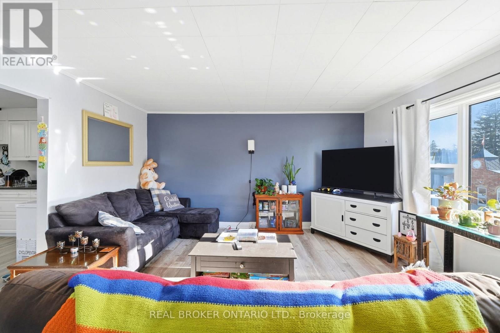 2039 VICTORIA STREET Image 29