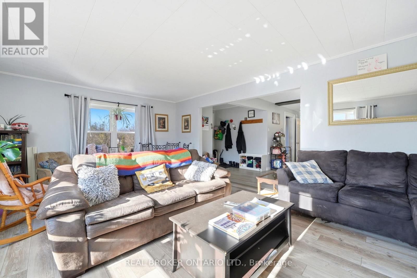 2039 VICTORIA STREET Image 30