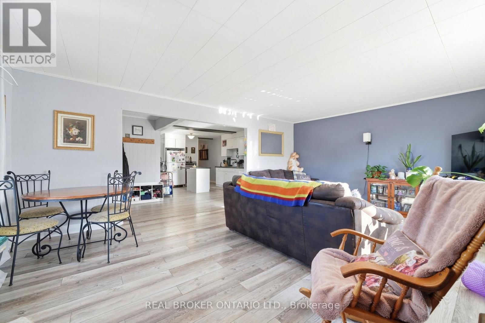 2039 VICTORIA STREET Image 31