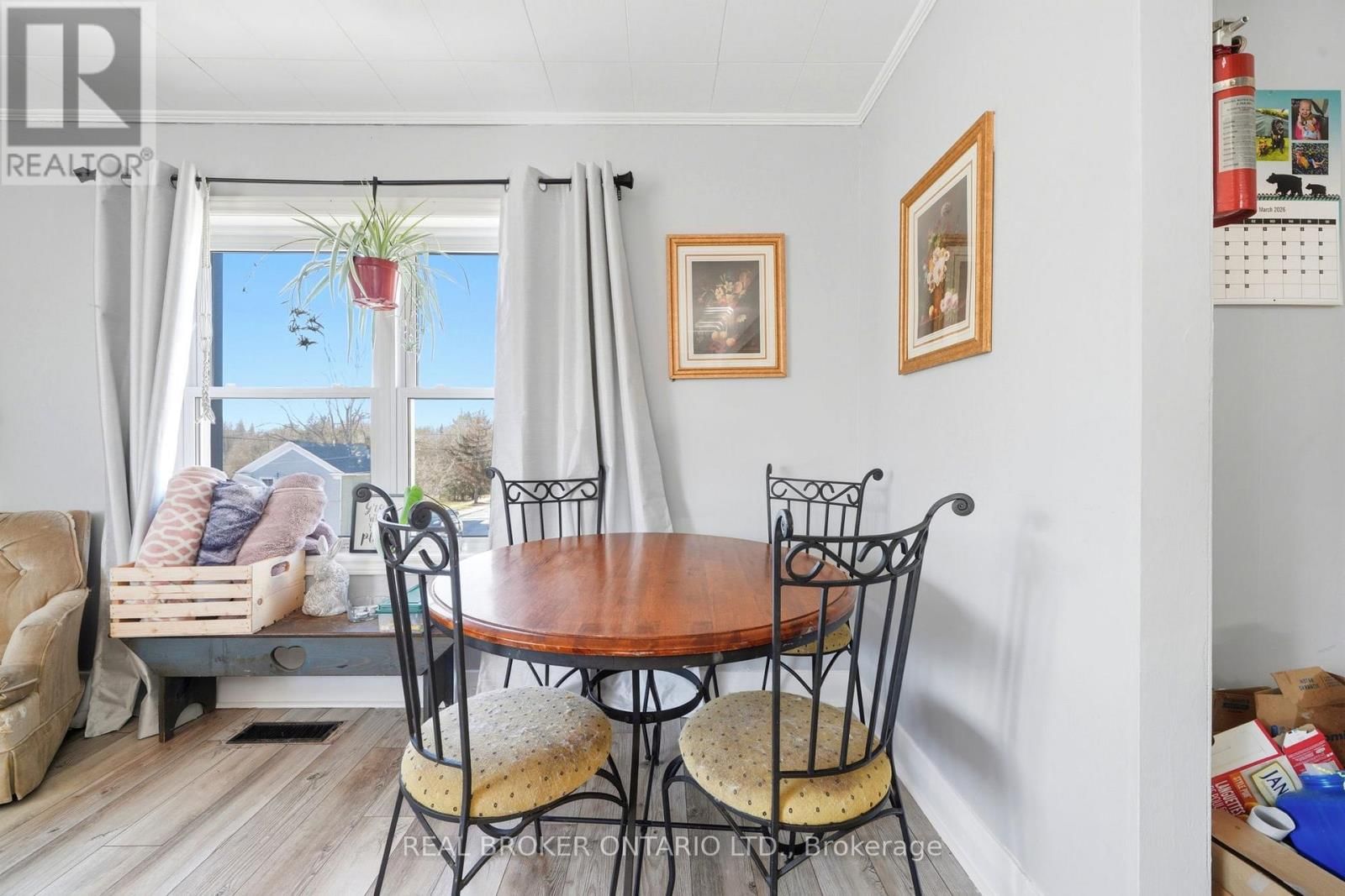 2039 VICTORIA STREET Image 32