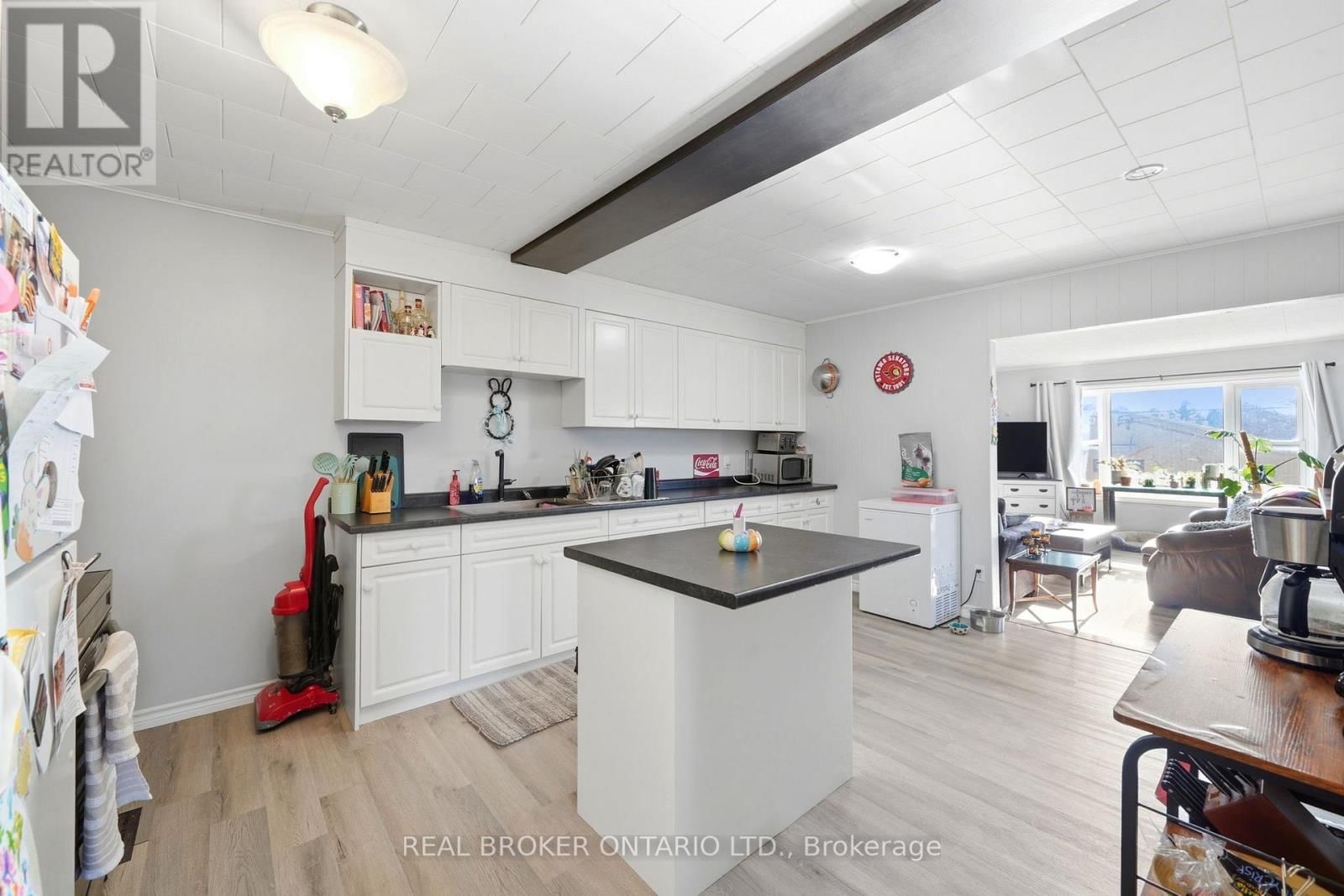 2039 VICTORIA STREET Image 33