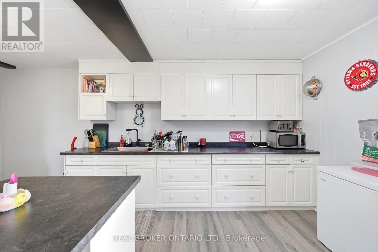 2039 VICTORIA STREET Image 34