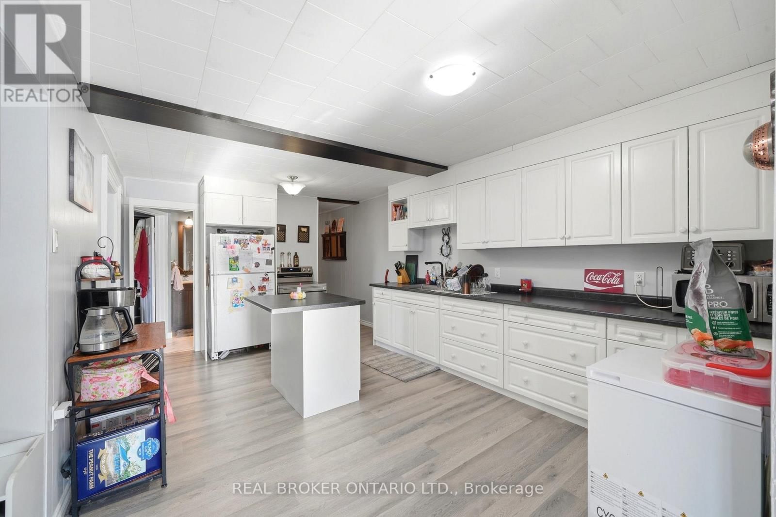 2039 VICTORIA STREET Image 35