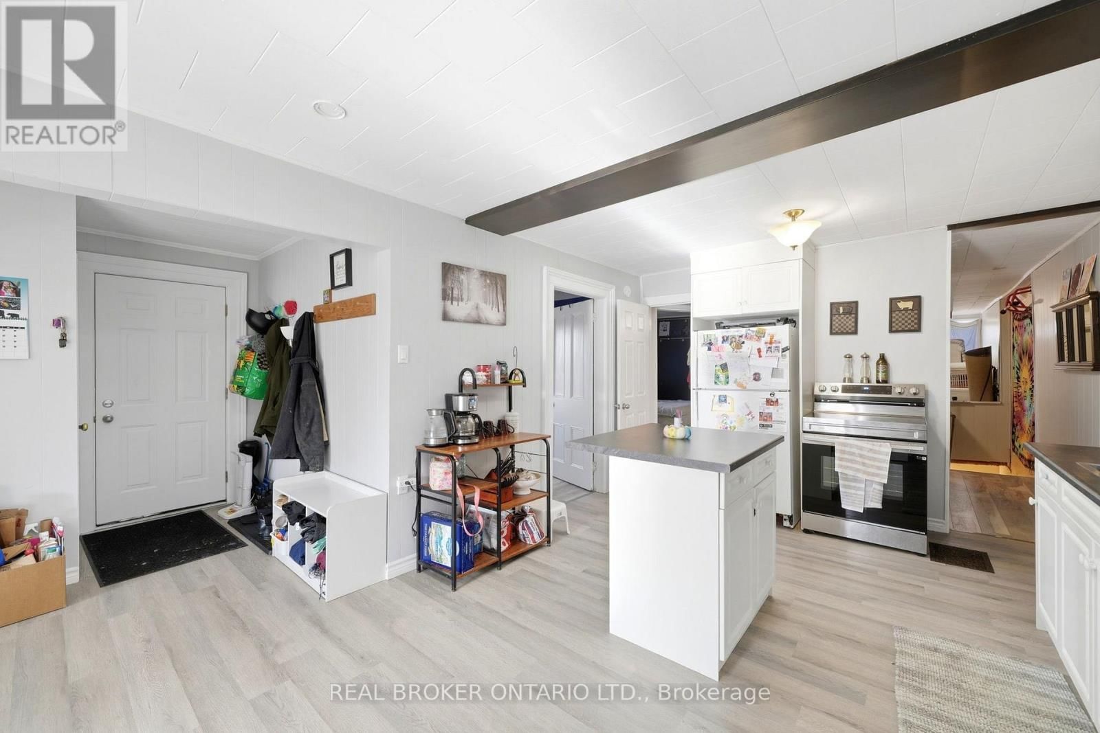 2039 VICTORIA STREET Image 36