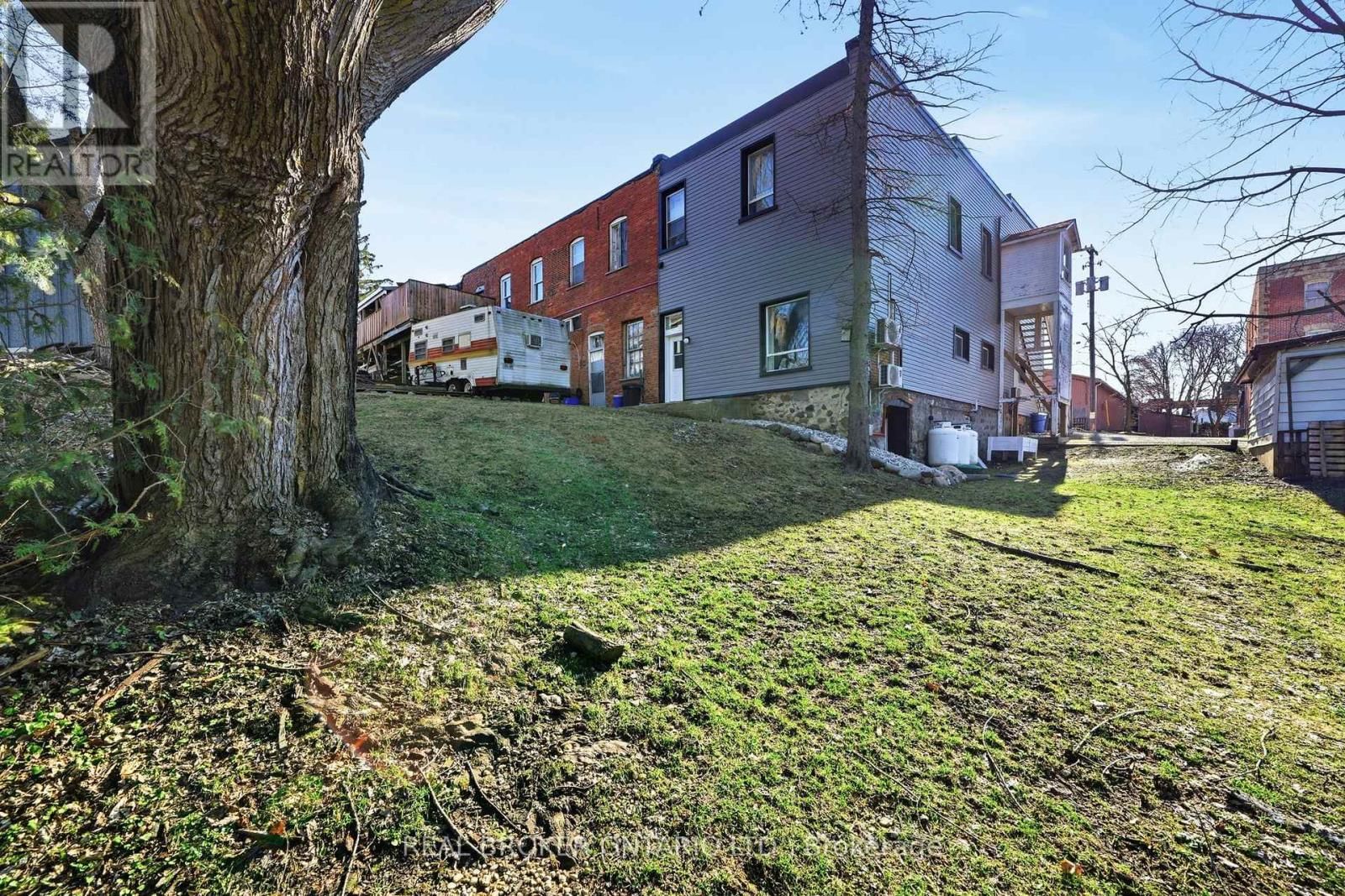 2039 VICTORIA STREET Image 37