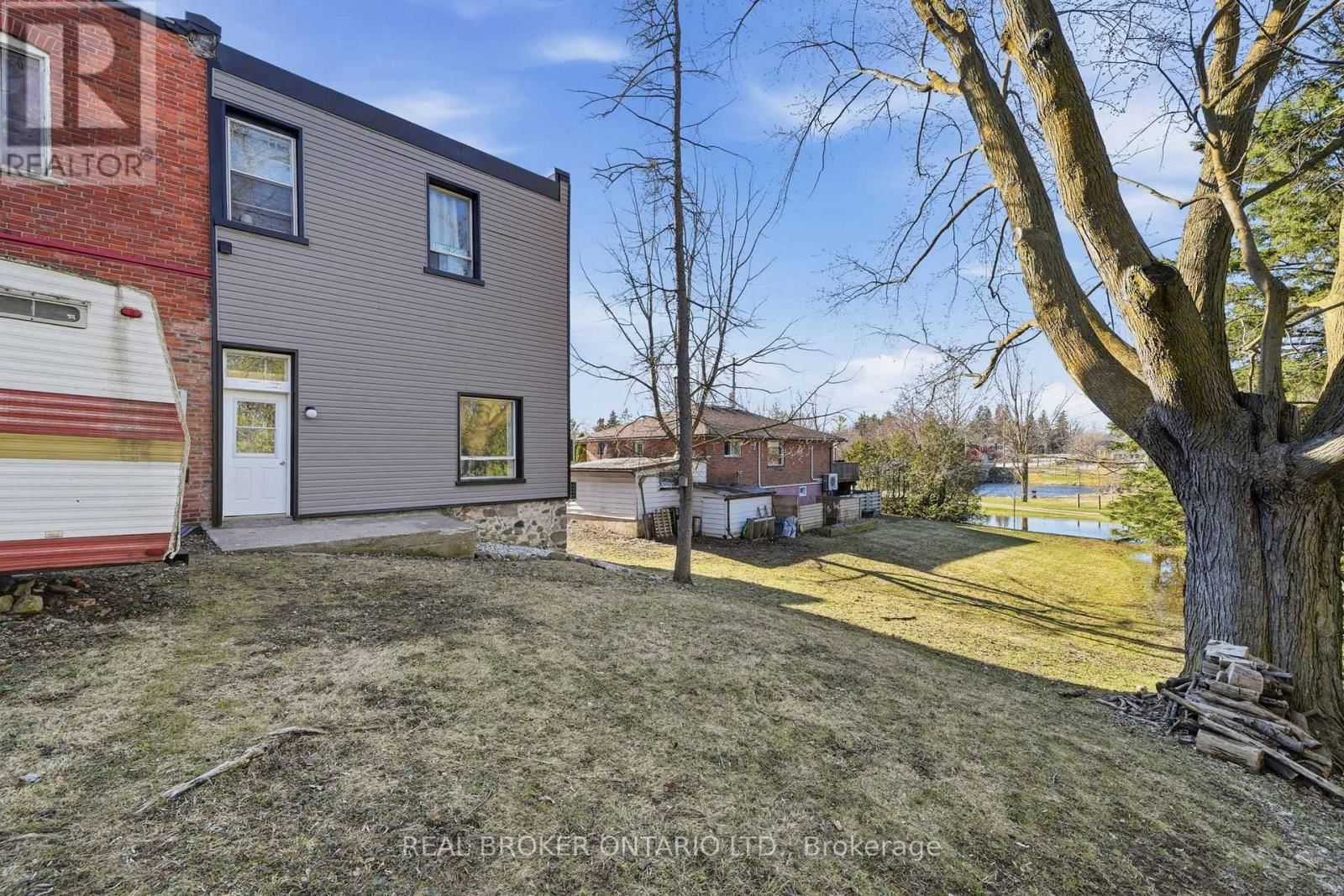 2039 VICTORIA STREET Image 38