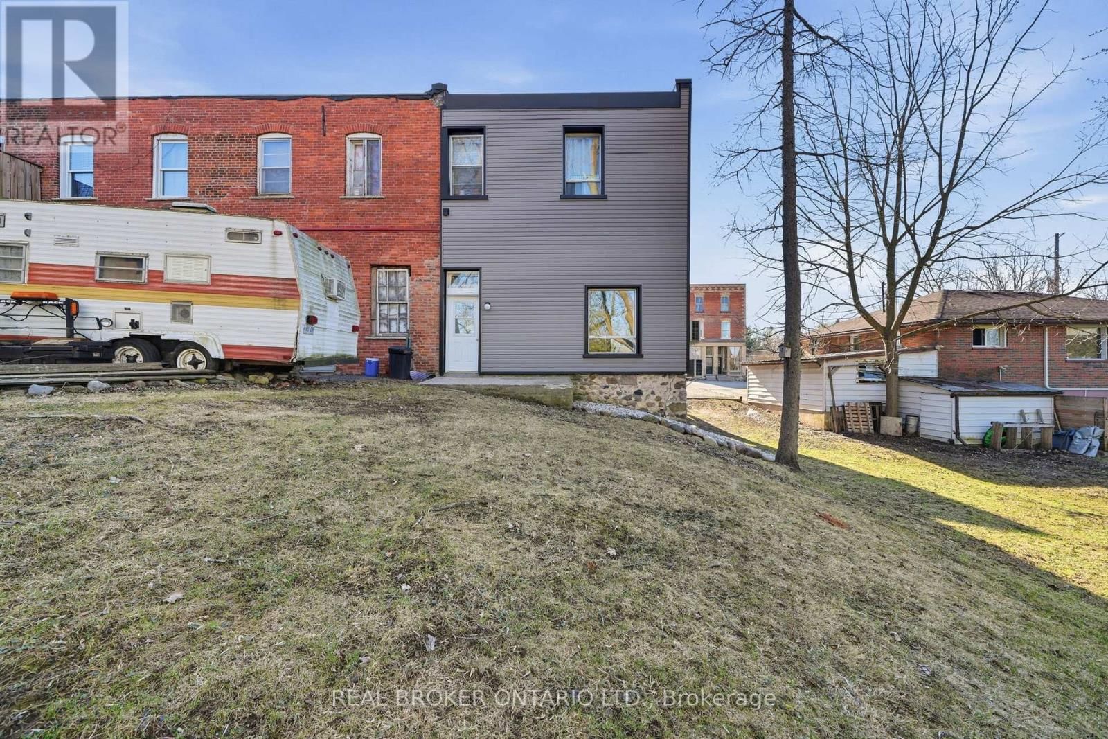 2039 VICTORIA STREET Image 39