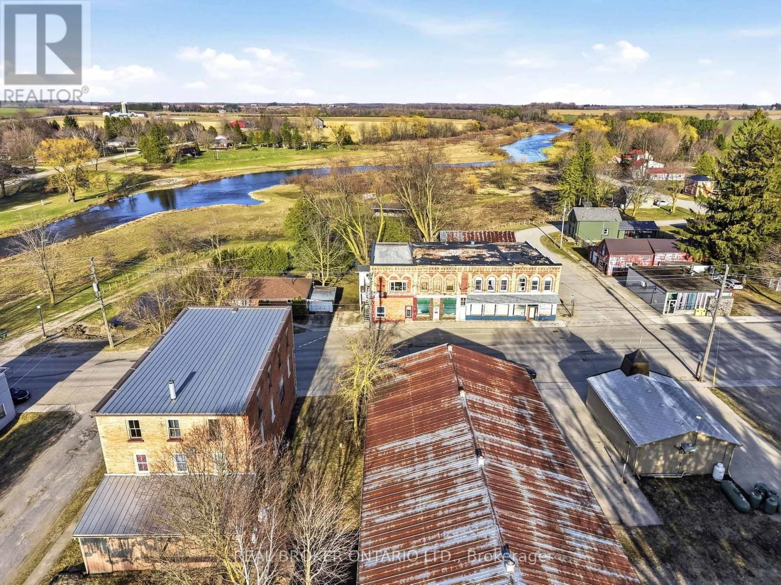 2039 VICTORIA STREET Image 44