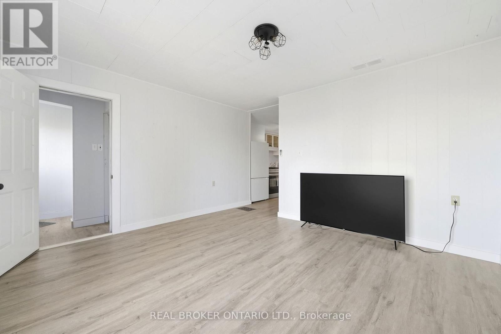 2039 VICTORIA STREET Image 5