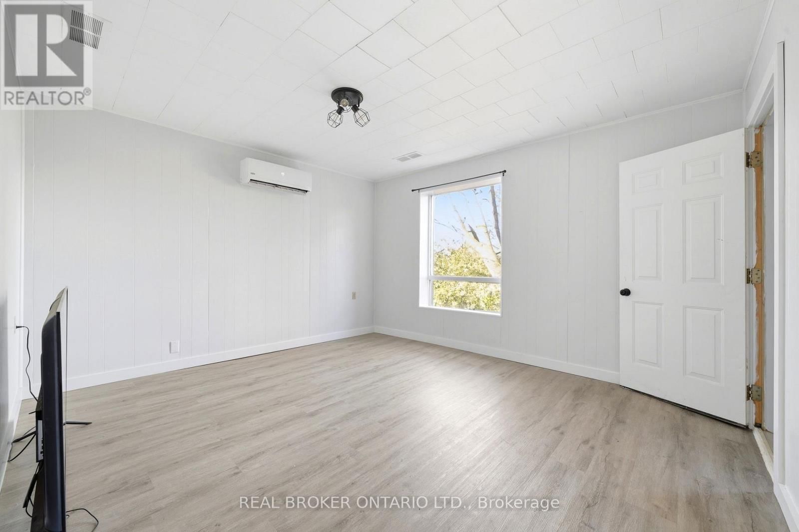 2039 VICTORIA STREET Image 6