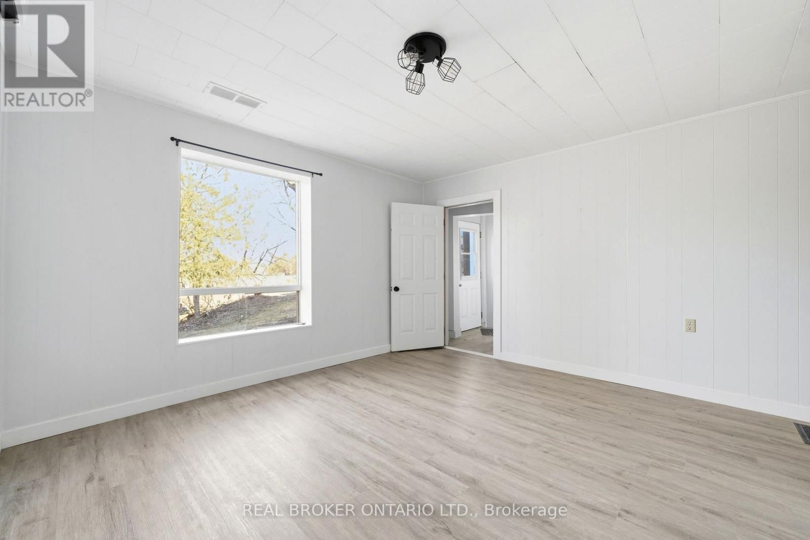 2039 VICTORIA STREET Image 7