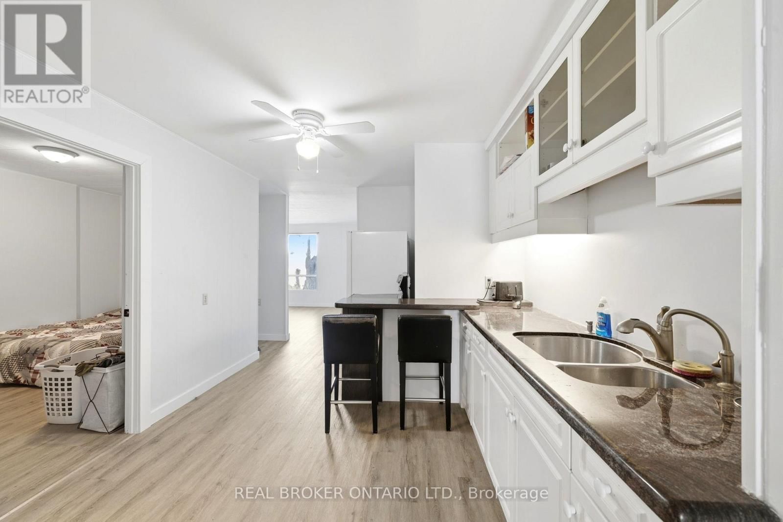 2039 VICTORIA STREET Image 8