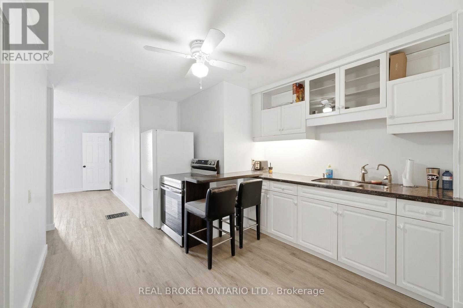 2039 VICTORIA STREET Image 9