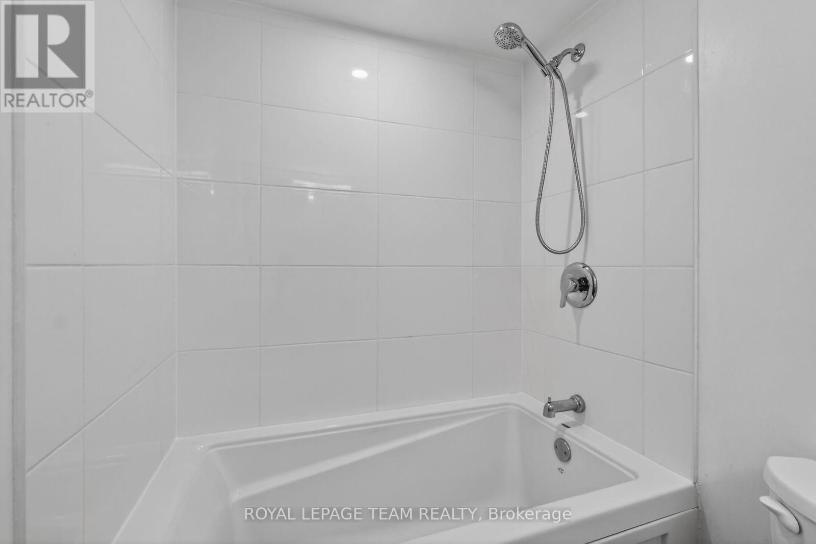 2012 - 515 ST LAURENT BOULEVARD Image 25