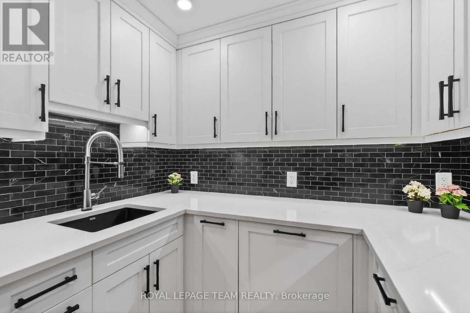 2012 - 515 ST LAURENT BOULEVARD Image 9