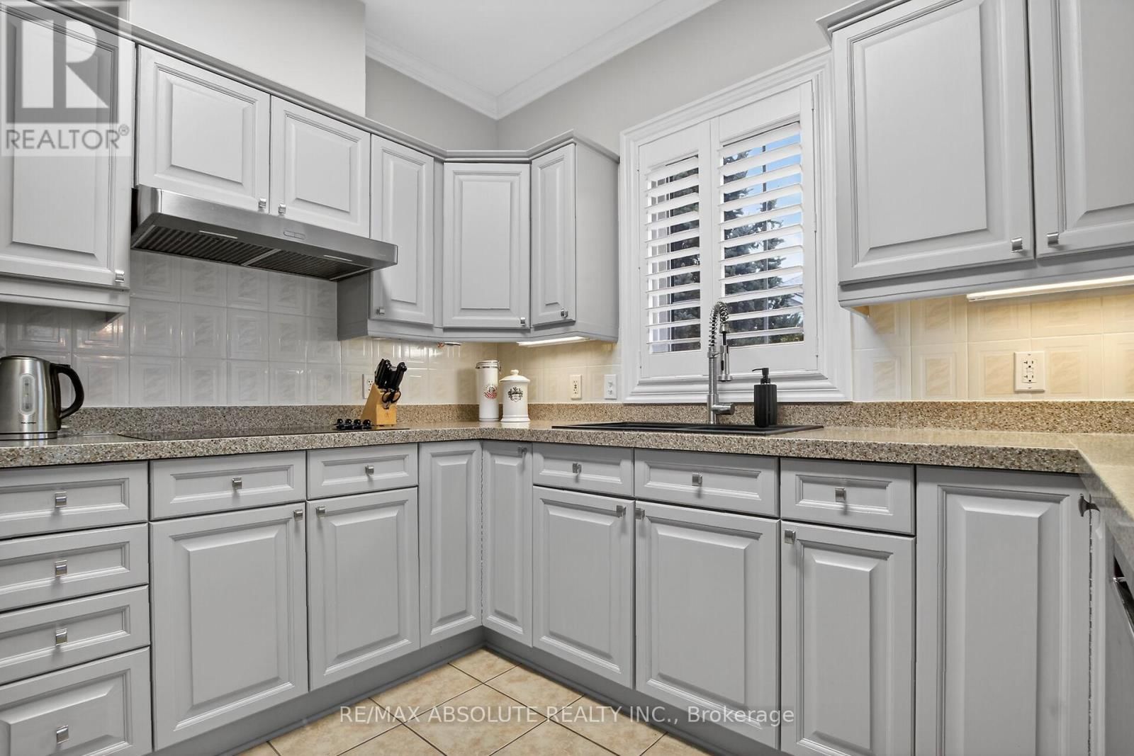 19 GOLDORA PRIVATE Image 14