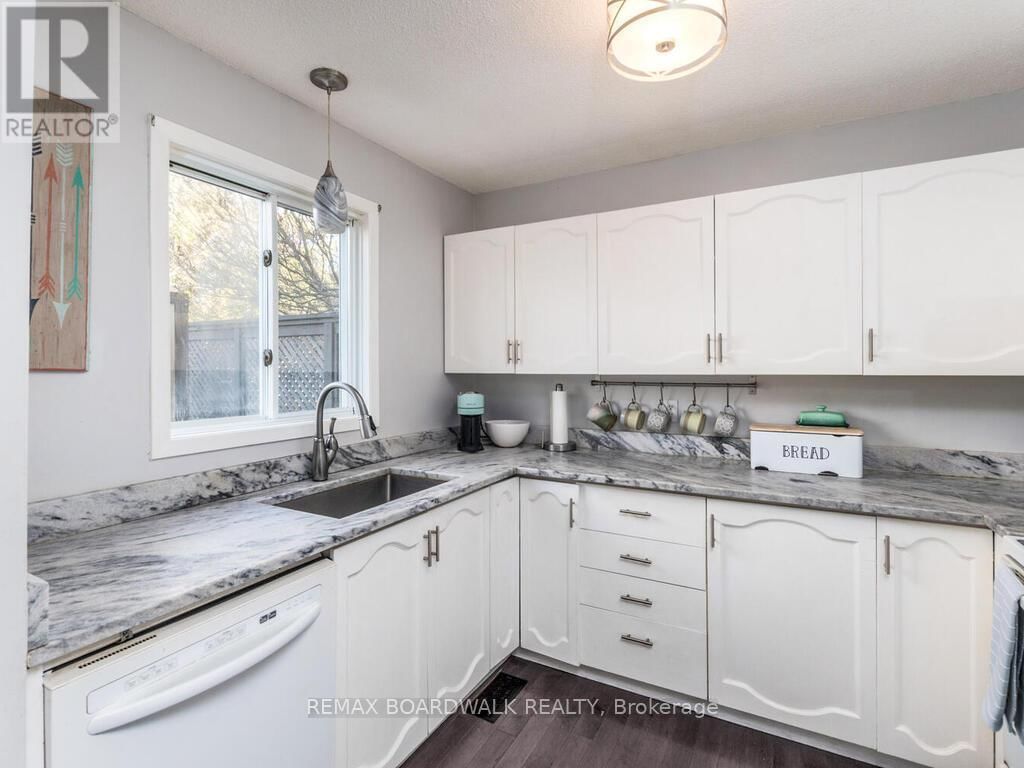 15 TERRY FOX AVENUE Image 12