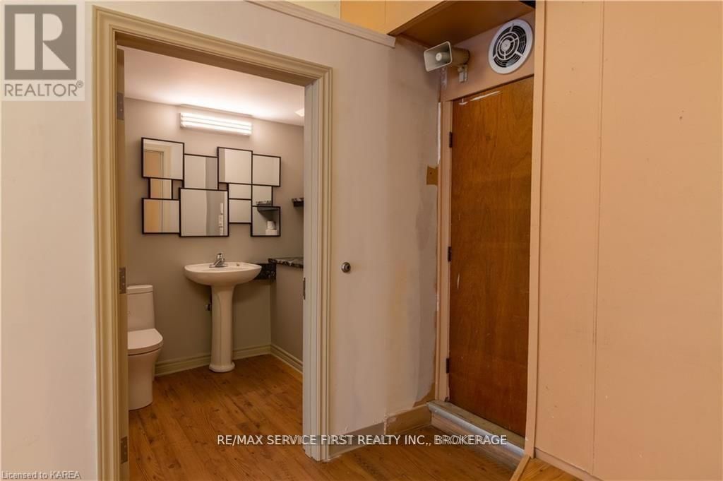 90 BROCK STREET Image 7