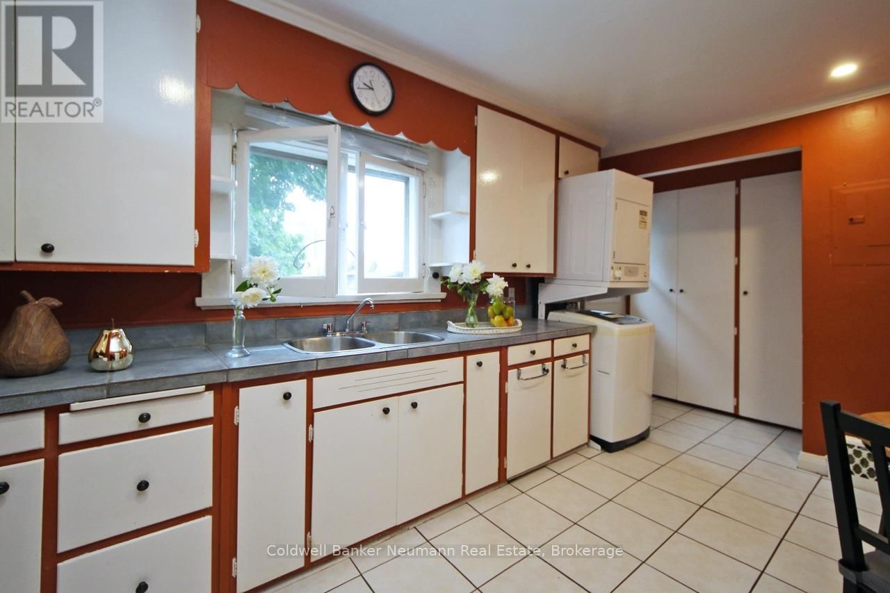 121 DUBLIN STREET NORTH Image 20