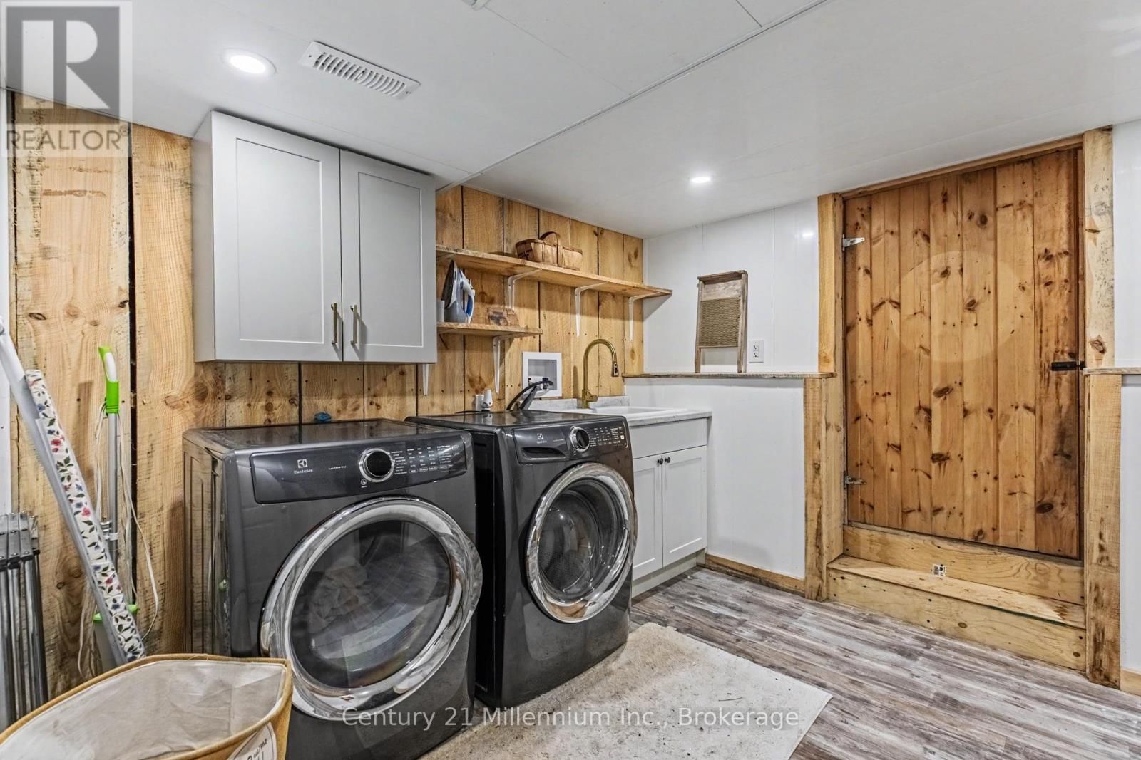 121097 12 SIDEROAD Image 42