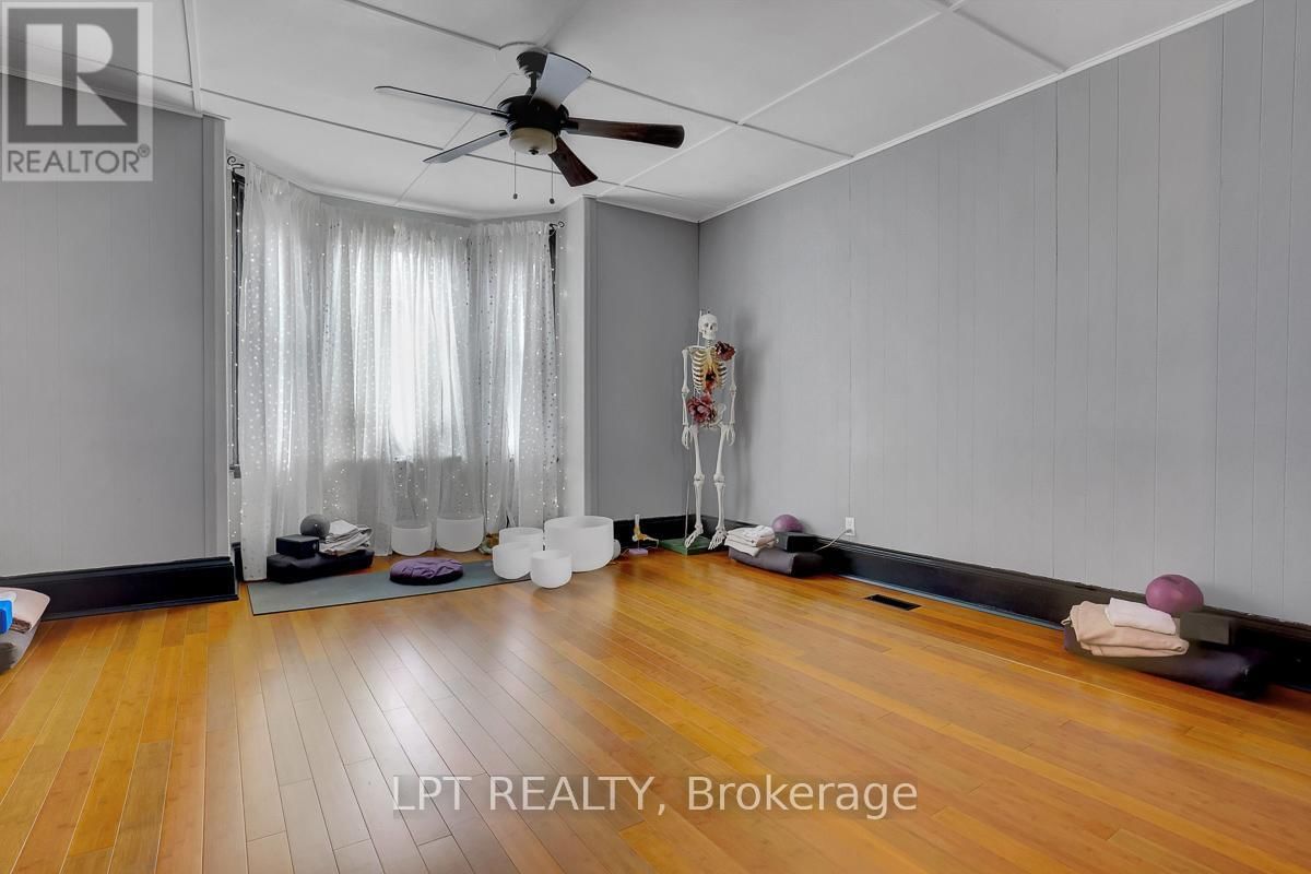 8197 VICTORIA STREET Image 13