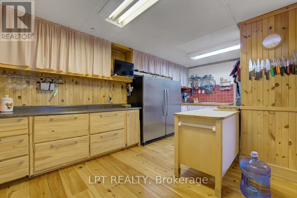 8197 VICTORIA STREET Image 25