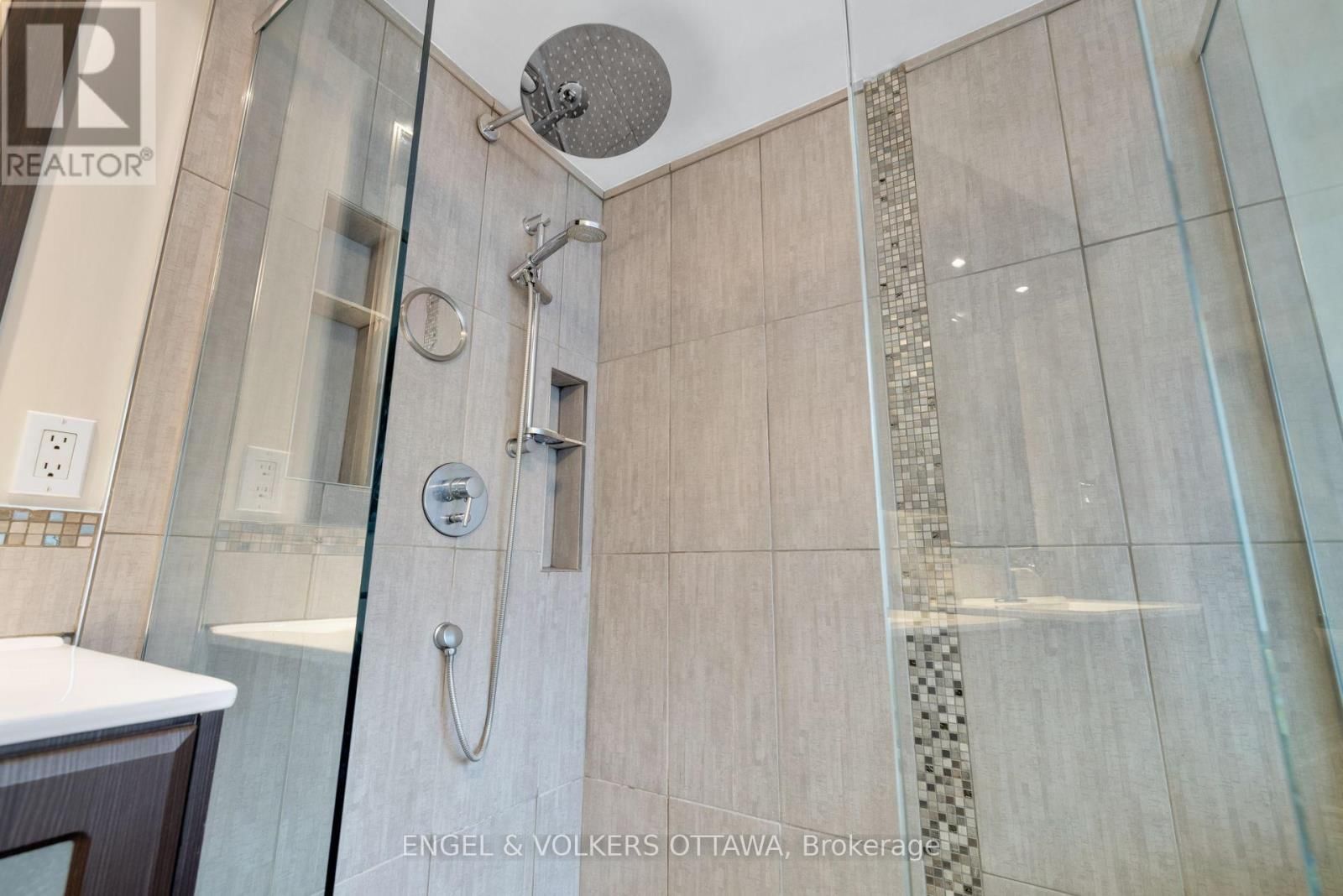 1173 ST JEROME CRESCENT Image 18