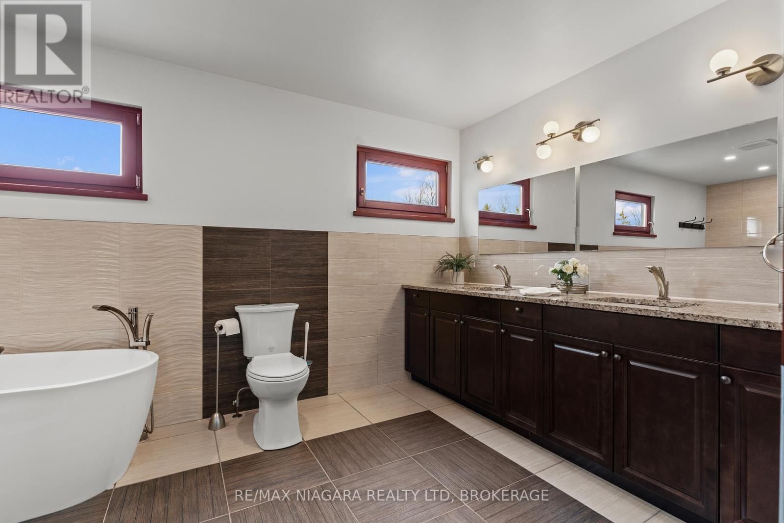 1887 DOMINION ROAD Image 36