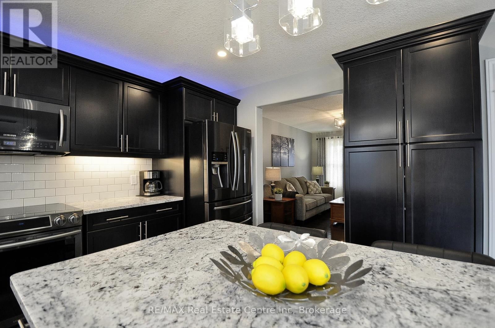 82 CURTIS STREET SOUTH Image 11