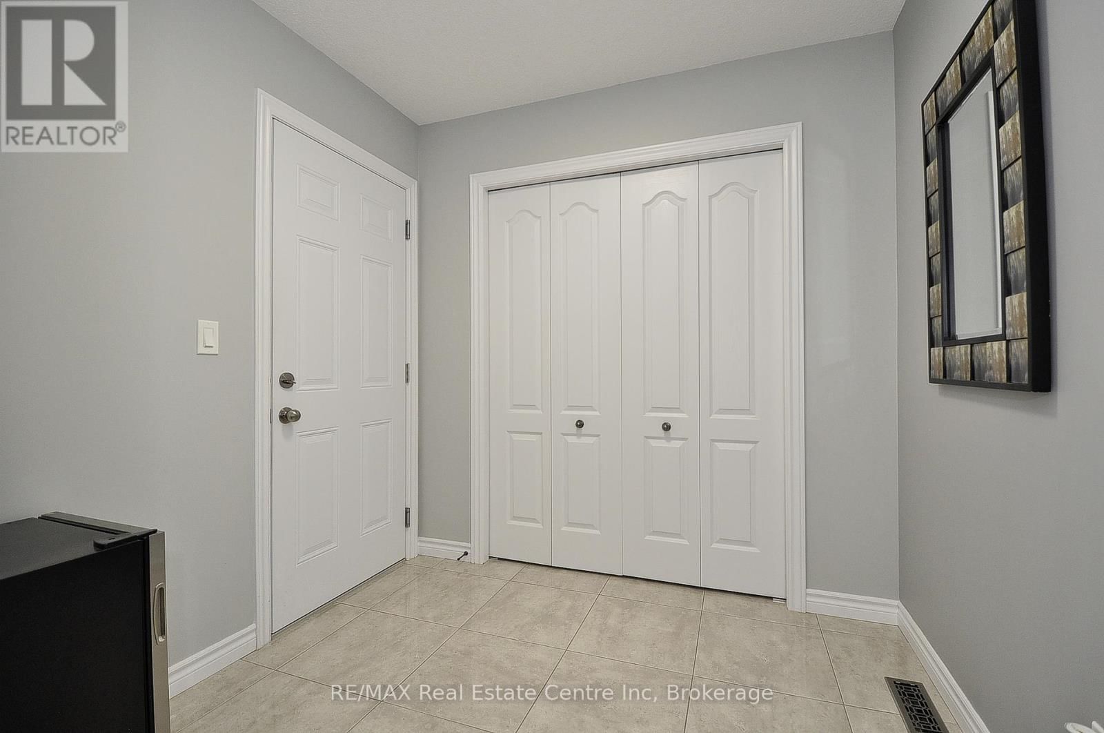 82 CURTIS STREET SOUTH Image 20