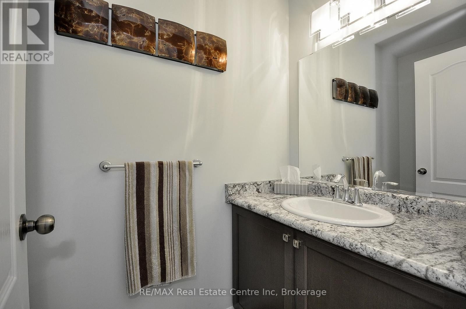 82 CURTIS STREET SOUTH Image 21