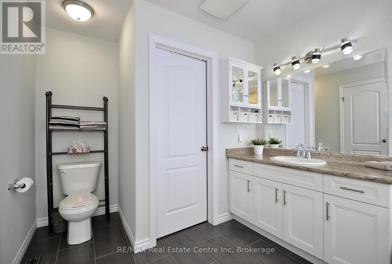 82 CURTIS STREET SOUTH Image 27