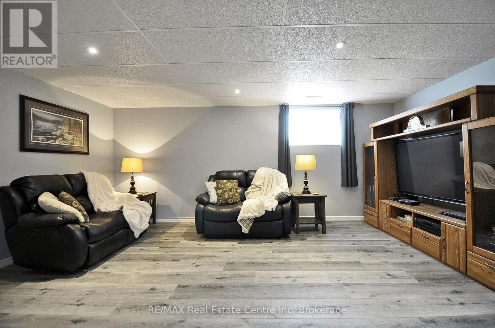 82 CURTIS STREET SOUTH Image 35