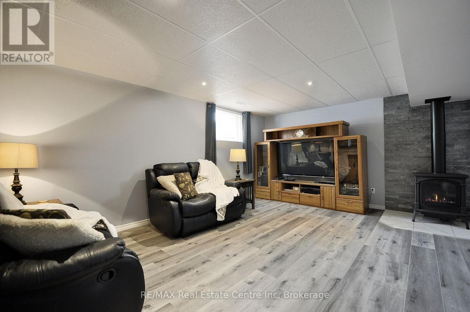 82 CURTIS STREET SOUTH Image 36