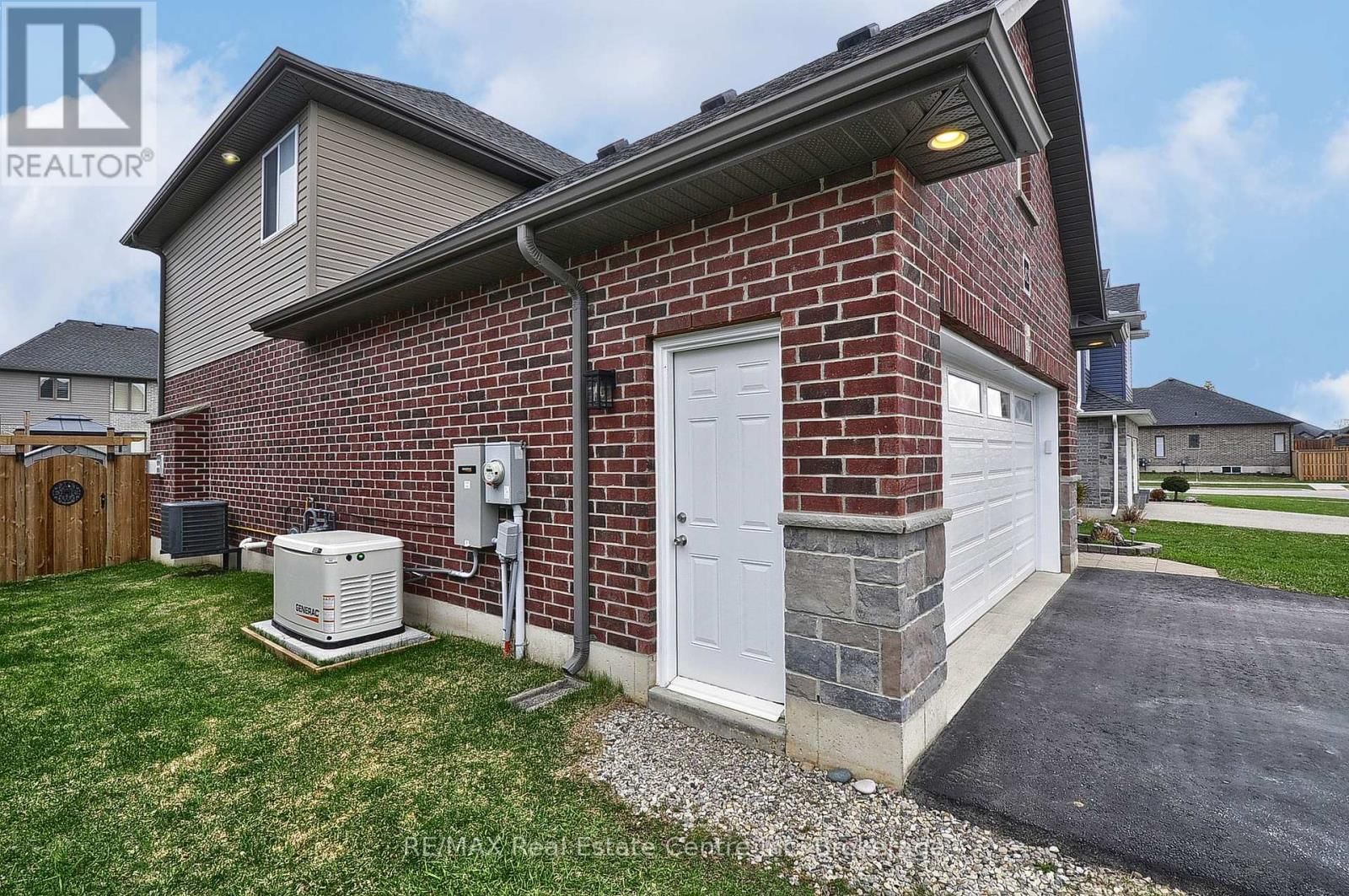 82 CURTIS STREET SOUTH Image 44