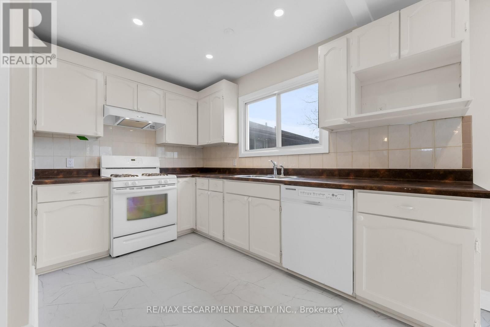 180 MEAD AVENUE Image 10