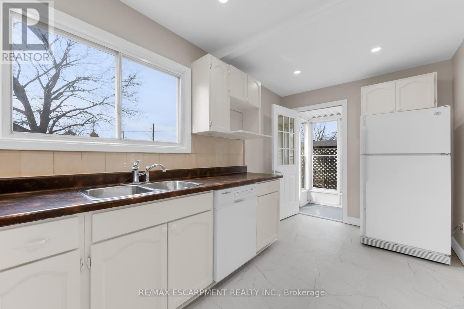 180 MEAD AVENUE Image 11