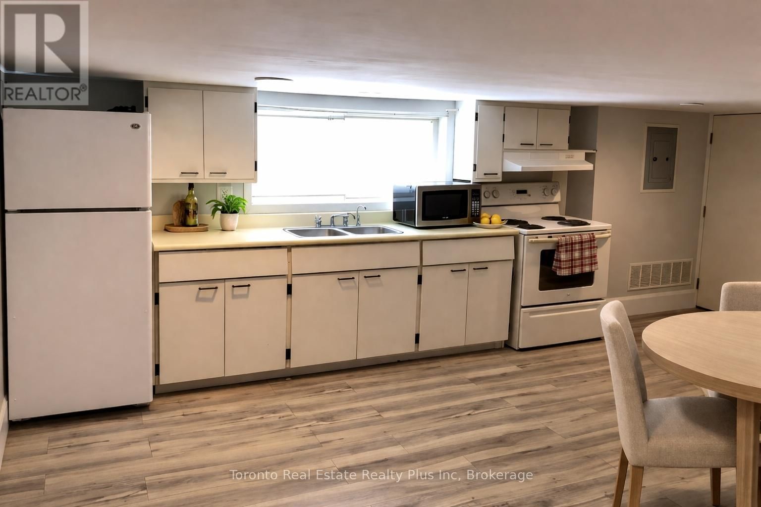 3 - 16 HURON ROAD Image 5